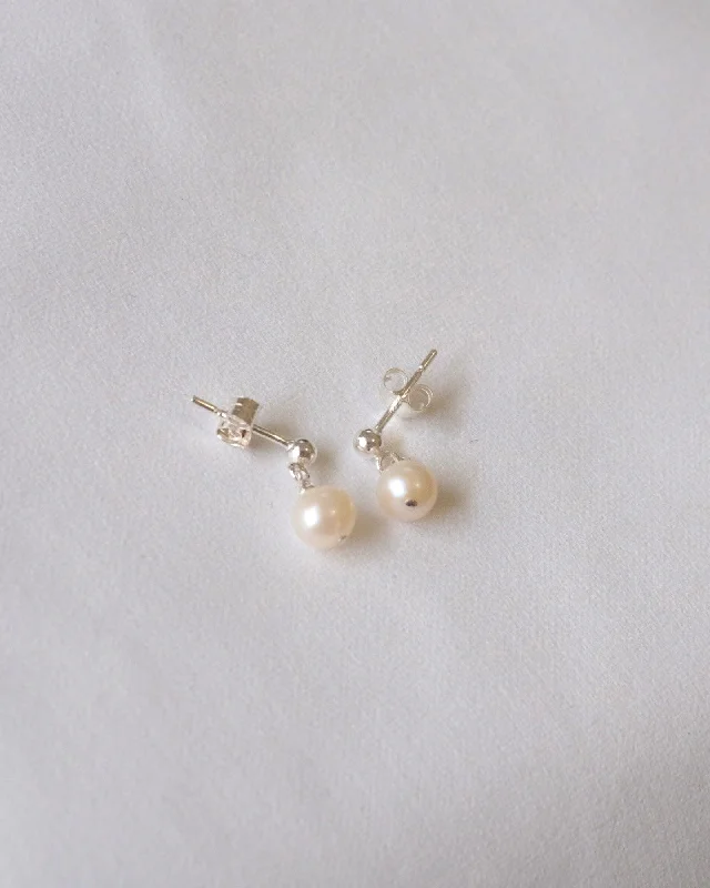 Stud Earrings for Beach Outfit -Pearl simple stud earrings (Silver)