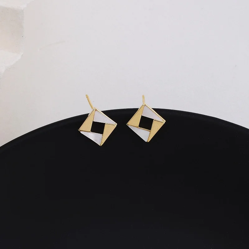 Lightweight Stud Earrings for All Day -Pie American Diamond Fashionable Stud Earrings