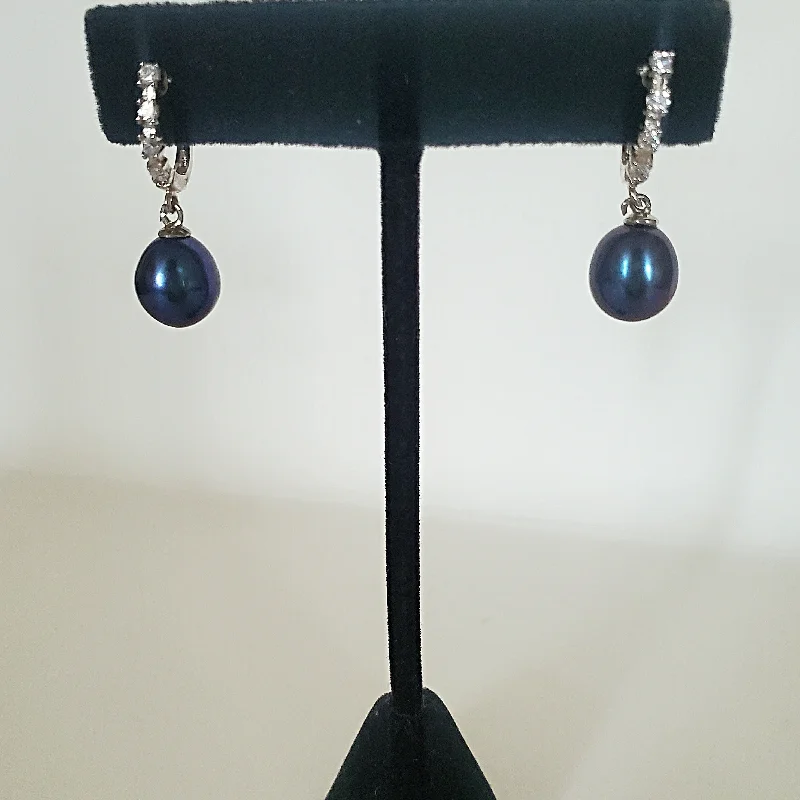 Gothic Drop Earrings with Dark Tone -Chiquita Azul Pearl Dazzling Drop Earrings